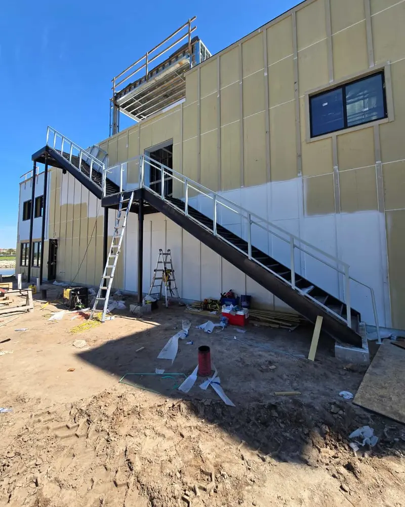 Escalera exterior de evacuación con pasamanos instalados