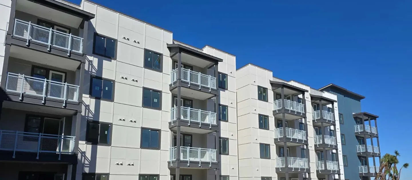 Barandales de balcón en un edificio multifamiliar