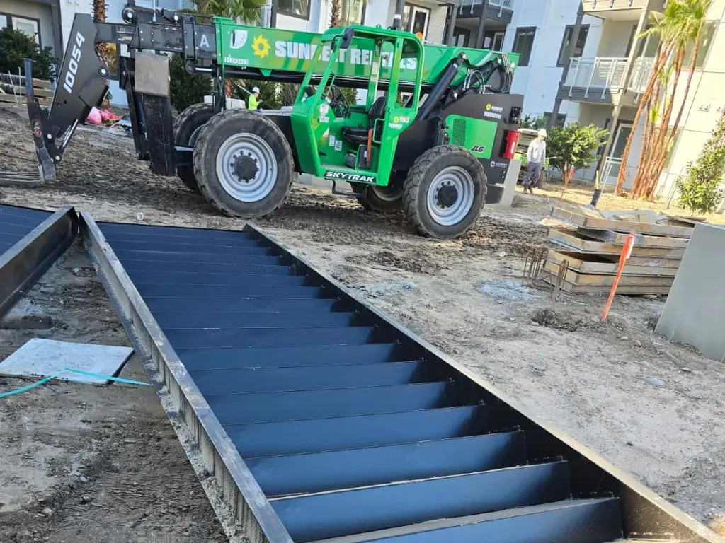 Larguero de escalera con peldaños, fabricado y preparado